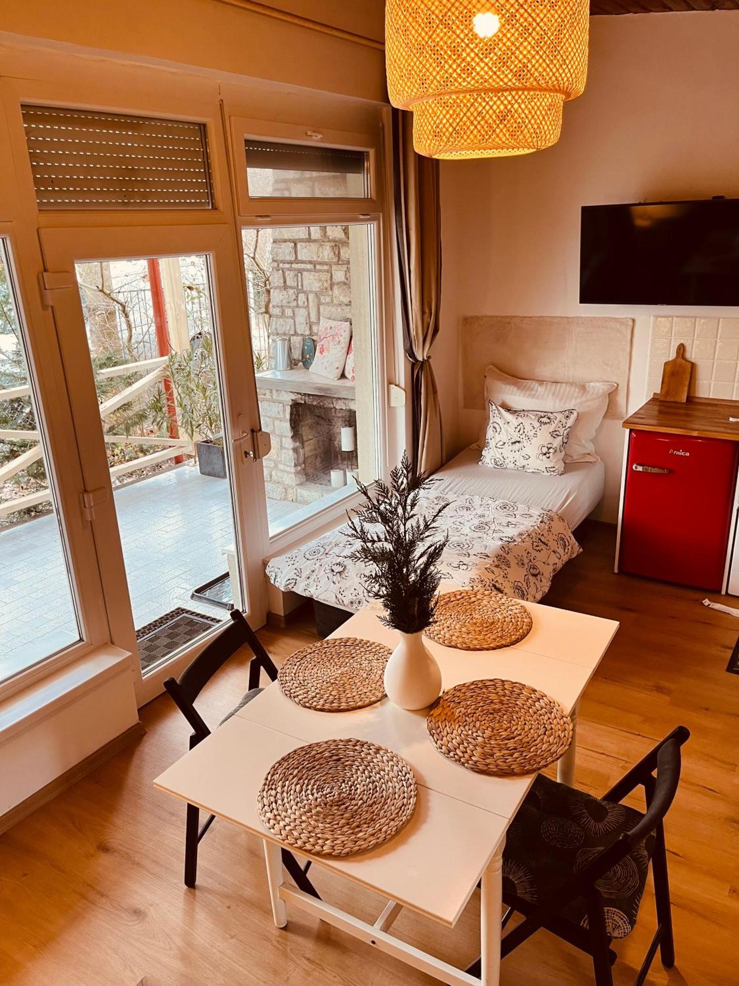 Cottage By The Lake 벌러토누드버리 외부 사진
